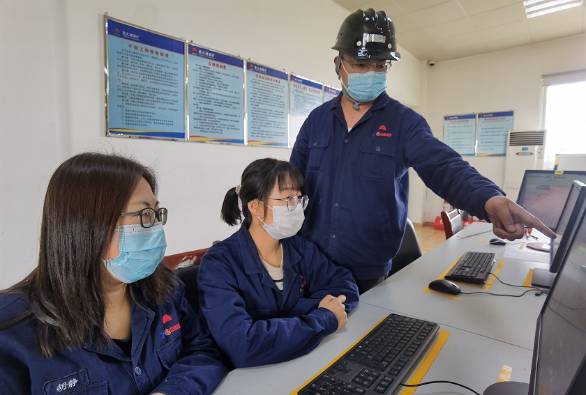 机建厂风井值班队干进行设备运行情况查抄     王超   摄.jpg