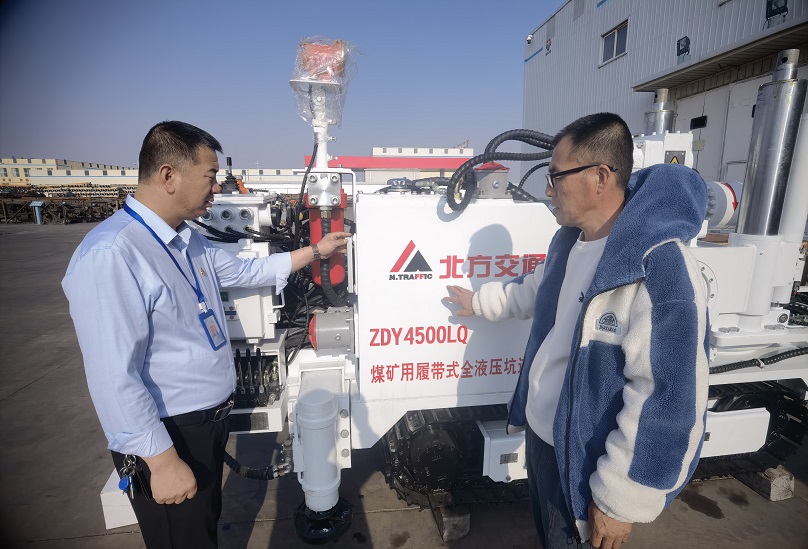 拍摄：任兴林，支部书记相识钻机的操作.jpg