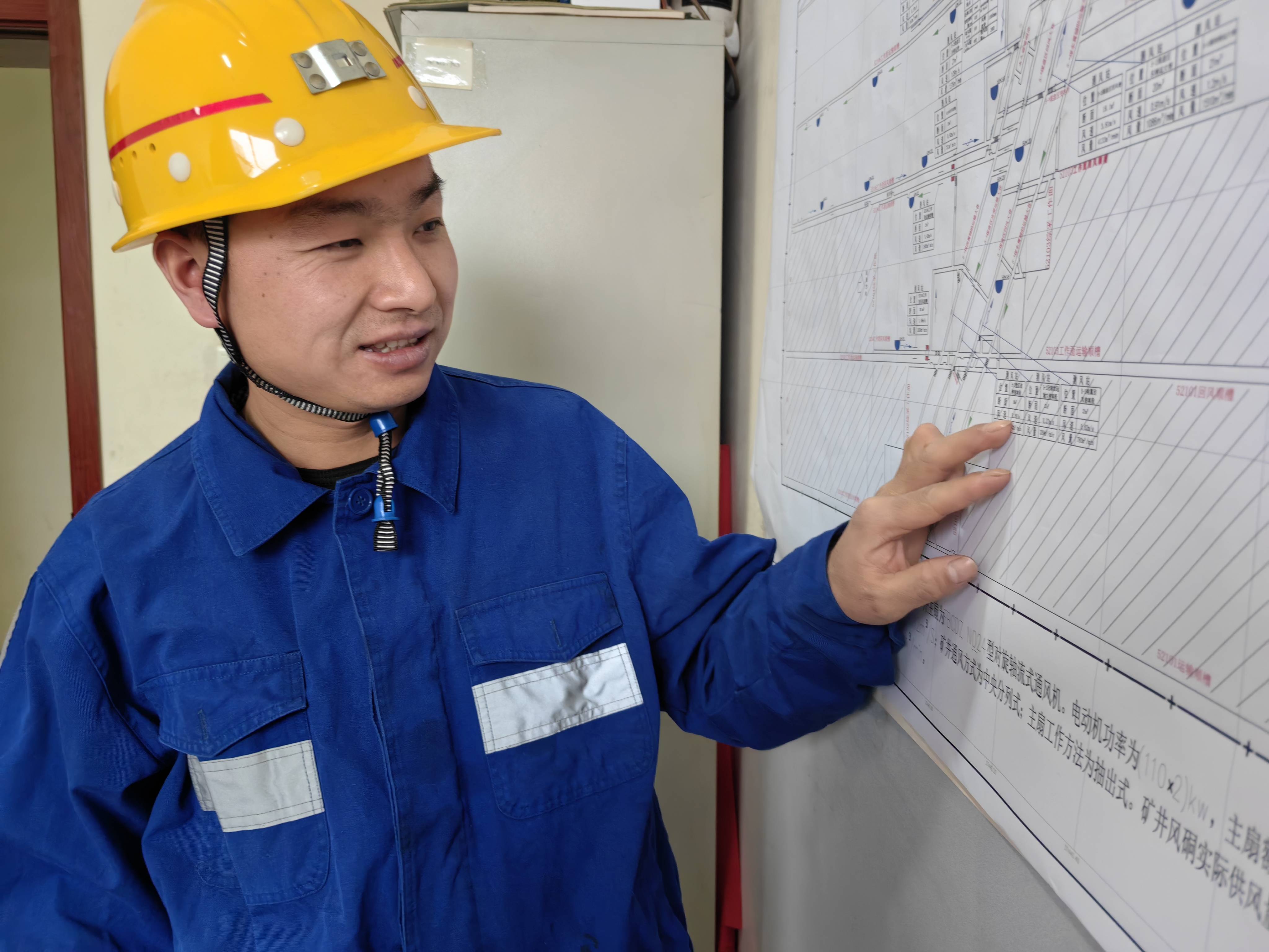核查图纸--刘幼龙摄(1).jpg